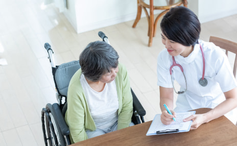 高齢者にヒアリングする様子