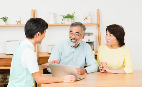 お客様とやり取りする男性