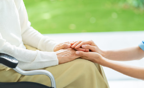 高齢者に手を添える写真