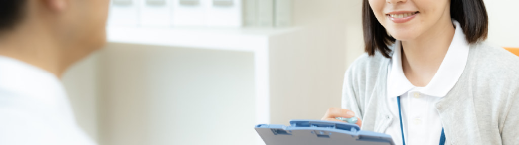 ヒアリングする女性